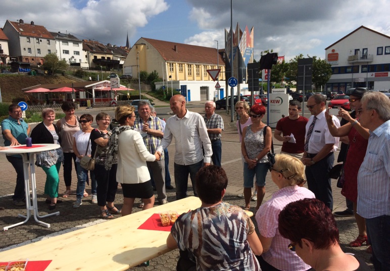 Bürgermeisterin Birgit Zuchold überreicht Ortsvorsteher Holger Maroldt die Welzower Ortschronik und ein Jubiläumsbrikett.